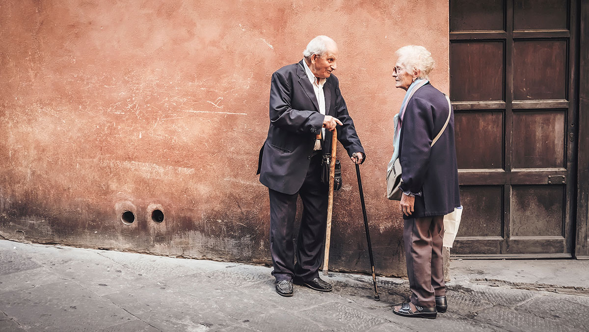 Starší pár v meste Siena, Taliansko