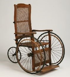 Invalidný vozík z 19. storočia, vyrobený z dreva a prútia.