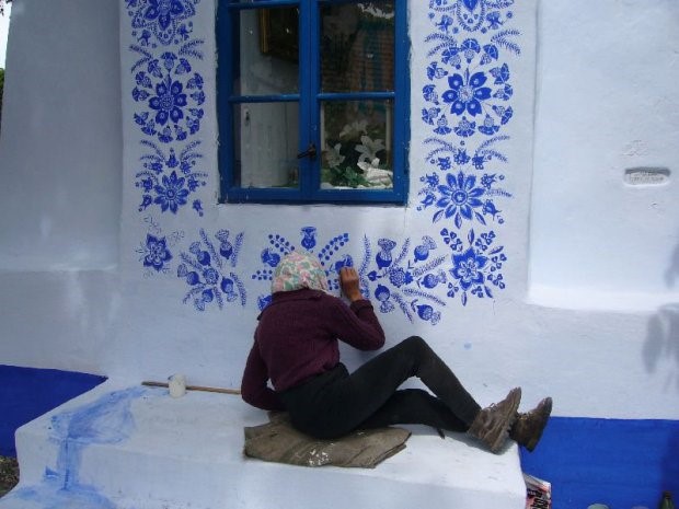 Anežka trávi čas na dôchodku tak, že zdobí moravskou tradičnou maľbou domy