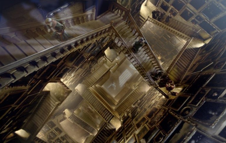 Pohyblivé schody vo filme Harry Potter a väzeň z Azkabanu – „hýbem schodmi dopredu a dozadu“ hovorí Harry Potter.