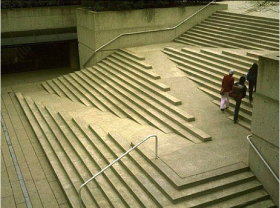 Námestie Robson Square vo Vancouveri – schody, ktoré zahŕňajú rampu pre invalidný vozík.