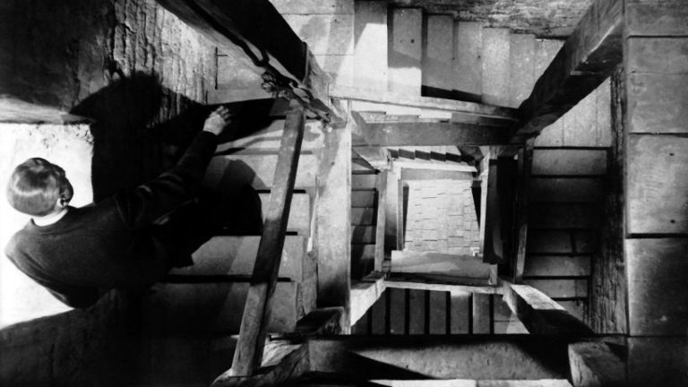 Klasika Alfreda Hitchcocka, film Vertigo z 1958. Hlavná postava trpí akrofóbiou, iracionálnym strachom z výšok.
