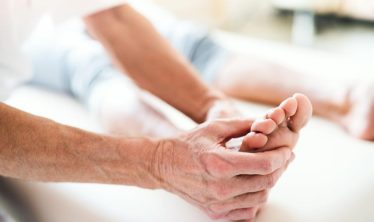 Vybočený palec – čo to je, aká je liečba a prevencia