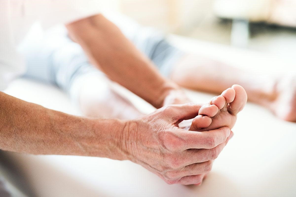 Vybočený palec – čo to je, aká je liečba a prevencia